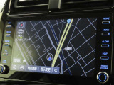 メーカー装着のディスプレイオーディオを装備しております。