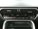 【フルオートエアコン】運転席と助手席の温度調整がそれぞれ出来るフルオートエアコン装備です。これなら暑がりなご主人、寒がりな奥様が同乗されても問題ないですね。