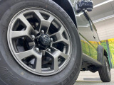 【純正アルミホイール】外観にマッチした純正アルミホイールを装着しております。各種社外アルミホイールや、スタッドレスタイヤも取扱いしております。是非ご相談ください♪