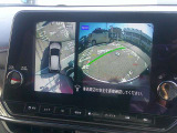 【アラウンドビューモニター】空から見下ろすような視点で、スムースな駐車と安全確認をサポートします。