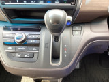 手に馴染むシフトノブで、操作がスムーズに。毎日のドライブがもっと楽しく快適になります。パーキングブレーキはフットブレーキタイプです。