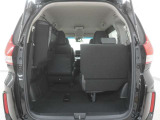 3列目シートは左右独立で収納することができます。5人乗車状態でより多くの荷物を積むことができます。