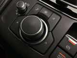 「MAZDAコネクト」コマンダー部 手元を見ることなく操作出来るように左手を自然に降ろした位置に設置。シンプルで使いやすく、機能を覚えやすいボタン配置になっています。