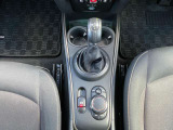 【シフトレバー】マニュアルモード付ATで快適な走りをご堪能下さい。