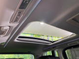 【ツインムーンルーフ】開放感たっぷりの希少装備、ムーンルーフが装着されています!車内に明かりを取り入れたり景色を楽しむ以外にも、車内の空気も簡単に換気できて快適です!