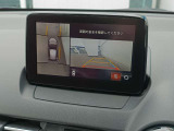 【マツダコネクト】  オーディオ操作、車両装備、ナビ案内など、統合的にモニターできる見やすいサイズのディスプレイです。