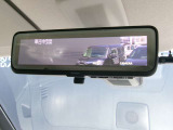 インテリジェントルームミラー、後方がカメラの映像で見れるので視界くっきり、車内に障害物があっても関係ありません。普通のバックミラーとも切りかえが出来ます。