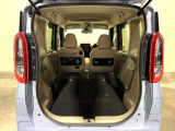後席を格納すると、これだけの広さが!シーンに合わせたシートアレンジで、大きな荷物も積むことが出来ます♪