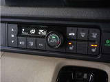 ◆オートエアコン装備◆ お好みの温度を設定をするだけで、後は、自動で風量を調節してくれます!快適にドライブが楽しめます。