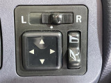 【電動格納ミラー】運転席のスイッチで、ドアミラーの開閉や角度の調整ができます。