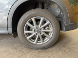 【純正17インチアルミホイール】外観にマッチした純正アルミホイールを装着しております。各種社外アルミホイールや、スタッドレスタイヤも取扱いしております。是非ご相談ください♪
