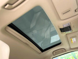 【サンルーフ】開放感たっぷりの希少装備、サンルーフが装着されています!車内に明かりを取り入れたり景色を楽しむ以外にも、車内の空気も簡単に換気できて快適です!
