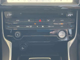 エアコンはデュアルオートを採用、フロントシートのシートヒーターもこちらのダイヤルより操作いただけるようになっています。