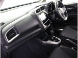 高いホールド性で運転姿勢が安定します。長距離ドライブでも疲れにくいのが魅力です。快適なドライビングライフをお送りください♪