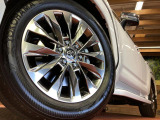 【純正20インチアルミホイール】外観にマッチした純正アルミホイールを装着しております。各種社外アルミホイールや、スタッドレスタイヤも取扱いしております。是非ご相談ください♪