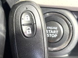 【インテリジェントキー】カバンやポケットに入れたままでもドアの施錠・解錠が可能なスマートキーを装備。エンジンのオン・オフ時もカギを取り出す必要が無いからとっても便利です♪