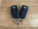【スマートキー】 スマートキーを携帯していれば、ドアハンドルのボタンを押してロックの解除ができ、パワースライドドアもワンタッチで開閉できます。