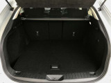 【広々トランクルーム】ラゲッジスペースは広く、段差がないことから荷物を下ろすのにも便利です。