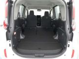 【トランクルーム】荷室の広さも十分です!シートアレンジでシートを畳めば長い荷物だって積めますね。シートアレンジの操作方法など、お気軽にご相談下さい。