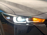 【LEDヘッドライト】悪天候や夜間走行時も良好な視界を確保し安心して運転できる高輝度LEDヘッドライトを装備!点灯速度が早く、消費電力も抑えられています。