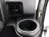 運転席のカップホルダーはエアコンの吹き出し口にありますので冷やしたり温めたりすることが出来ます☆