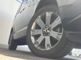 【純正18インチアルミホイール】外観にマッチした純正アルミホイールを装着しております。各種社外アルミホイールや、スタッドレスタイヤも取扱いしております。是非ご相談ください♪