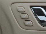 運転席は二人分のシートポジションを記憶します。