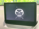 【マツダコネクトナビ】車内の雰囲気にマッチした一体型タイプのナビ。各種車輌設定やBluetooth再生等、様々な機能が楽しめます。直感的なダイヤル操作が可能で、使い勝手も良好です。
