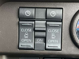 両側電動スライドドアのスイッチ付です。車内からもスイッチひとつで楽にドアの開閉が可能です。電動なので開閉時に力を使う必要がなく、半ドアになることもありません!