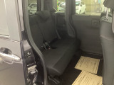 ホンダ車の低床ボディは、チャイルドシートへのお子さまの乗降や荷物の積載もスムーズ。足元もゆったりとしていますので、おくつろぎいただけます。