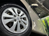 【純正17インチアルミホイール】外観にマッチした純正アルミホイールを装着しております。各種社外アルミホイールや、スタッドレスタイヤも取扱いしております。是非ご相談ください♪