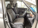 フロント広々、セパレートシートの運転席は、ハイトアジャスターが付いているので、快適にドライブができます。ハンドルはテレスコピック機能で、ハンドル位置を上・下・手前・奥に調節できます。