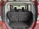 とても広々、大きな開口部の荷室スペースですね。 開口部広々だから、大きな荷物も楽々収納出来ちゃいますね。 荷物スペースは広いほうがいいですよね。