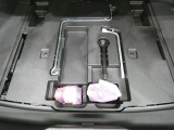 スペアタイヤレス車です。応急セットを搭載しております。