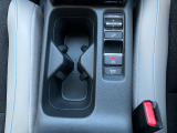 運転席でも助手席でも使いやすいドリンクホルダーです