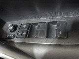 パワーウィンドウスイッチで運転席から全席の窓の開閉ができます。