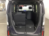 シートを倒せばラゲッジスペースも広々。BBQやゴルフなど様々な用途で活躍します。アクティブに動かれるお客様には強い味方です!