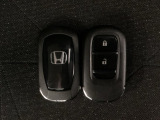 スマートキーを装備しています。鍵を差し込むことなくドアロックの開け閉めと、スタートボタン操作でのエンジンスタートができます。スペアキーも同じものを用意しております。