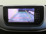 車両後方の映像を映すバックモニター。進路を確認しながら安全に車庫入れできます。
