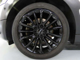 17インチアロイホイール・ネットスポークブラックが採用されております。