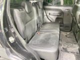 後部座席も気になるようなキズ・汚れやへたり等、大きなダメージはなく、良好な状態です。