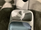 運転席、助手席間にはカップホルダーがあります。