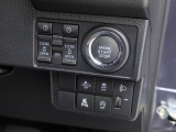 プッシュボタンスタート:カバンやポケットからキーを出さなくても携帯してブレーキを踏んでボタンを押せばエンジンスタート。乗車から発進までがスムーズです。