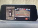 狭い場所での駐車やすれ違いなどでより的確な運転操作に役立つ360&deg;ビューモニターが装備されています。
