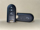 【スマートキー】キーを取り出さずにドアを施錠&解錠。クルマの始動も可能です。