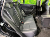 後部座席も気になるようなキズ・汚れやへたり等、大きなダメージはなく、良好な状態です。