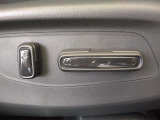 運転席と助手席はパワーシートで、シートの位置・角度・高さ(前・後)を好みに合わせて電動で細かく調節可能です。