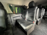 後部座席も気になるようなキズ・汚れやへたり等、大きなダメージはなく、良好な状態です。