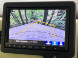 【バックカメラ】駐車時に後方がリアルタイム映像で確認できます。大型商業施設や立体駐車場での駐車時や、夜間のバック時に大活躍!運転スキルに関わらず、今や必須となった装備のひとつです!