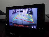 バックモニター付き。車両後方の映像を画面に表示し、駐車などの後退操作をサポートします。
